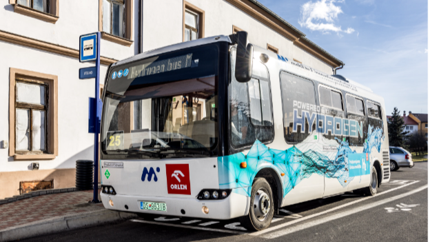 Quiet and emission-free. Most people praise the hydrogen bus